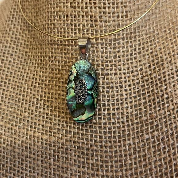 Abalone shell pendant set in sterling, silver floral detail - Picture 4 of 8